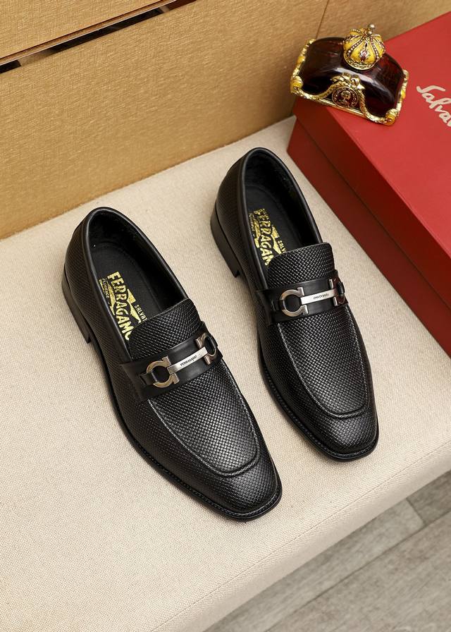 商品商标：Ferragamo 菲拉格慕 休闲皮鞋 正码码数: 38-44 45.46订制 商品材料：精选 进口头层小牛皮压花鞋面+奢华五金扣，进口水染牛皮内里。